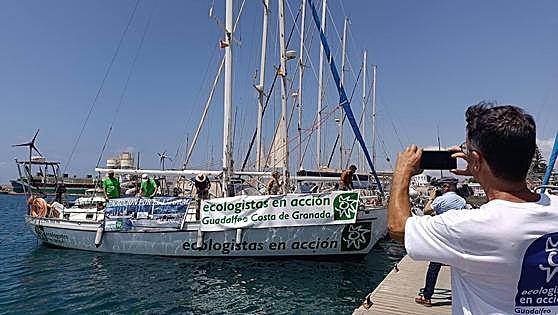 Ecologistas en Acción sailing boat arrives on the Granada coastline to take care of its beaches
