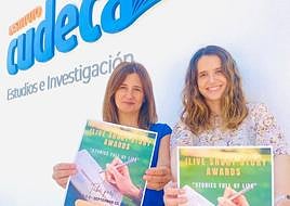Eva Víbora (r) and a Cudeca colleague at the launch of the project.