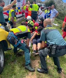 Imagen secundaria 2 - Tourist coach carrying 49 people involved in serious accident in north of Spain