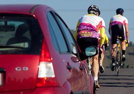 Spain's DGT reminds cyclists what they should never do when they ride on the road