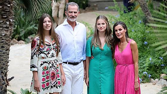 Spanish royals pose on Mallorcan family holiday