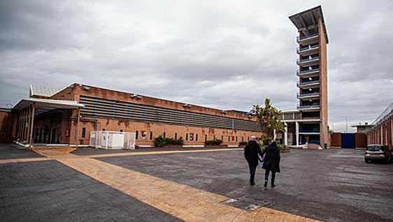 Four mobile phones found in Malaga prison cell after drone spotted