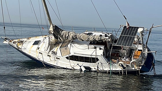 The sailing boat stranded on San Pedro Alcántara beach will have to be removed by land