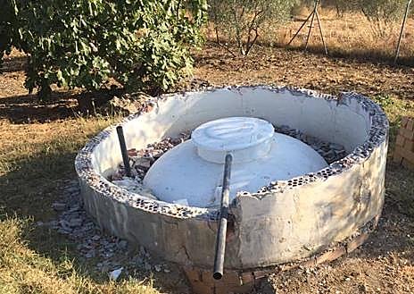 Imagen secundaria 1 - Top, Bodegas Bentomíz in Sayalonga; bottom a water tank system and digging a hole to install one.
