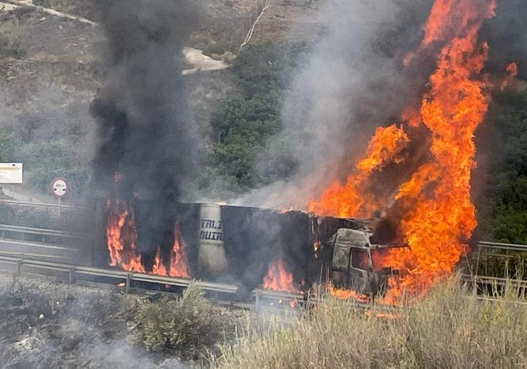 Long tailbacks on A-7 motorway in Malaga province after carriageway closed following lorry fire