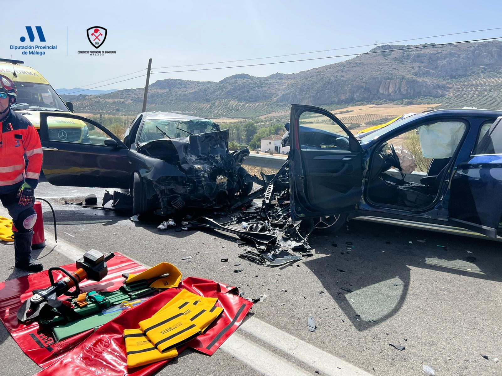 Imagen secundaria 1 - Serious traffic accident leaves seven people injured and forces closure of main A-367 road to Ronda