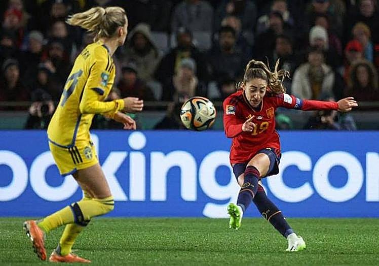 Imagen principal - Cliff-hanger game as Spain pip Sweden late on to reach the Women's World Cup final
