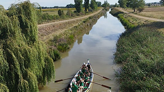 Spreading the word about Malaga's traditional rowing boats around the world