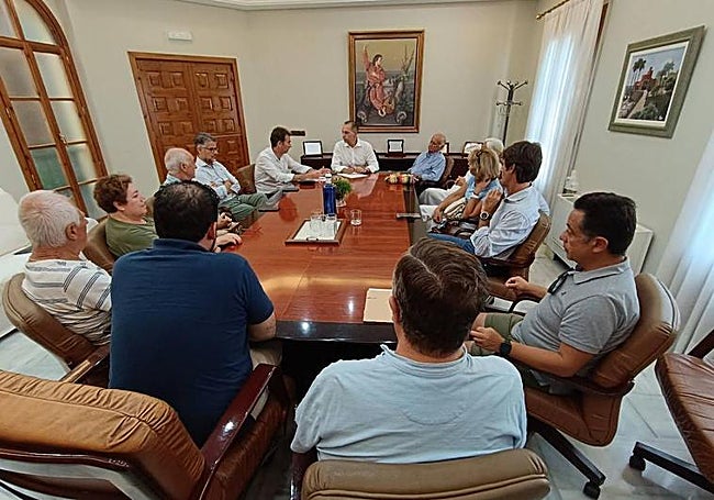 Business owners and residents aired their views during meeting with the mayor of Benalmádena.