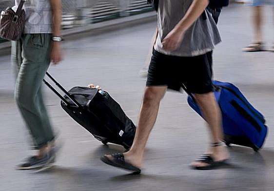 Police bust 'suitcase scammers' who swindled more than 100 people in Spain, and this is how it worked