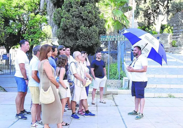 Carlos Hernández, at the start of a free tour next to the Alcazaba in Malaga.