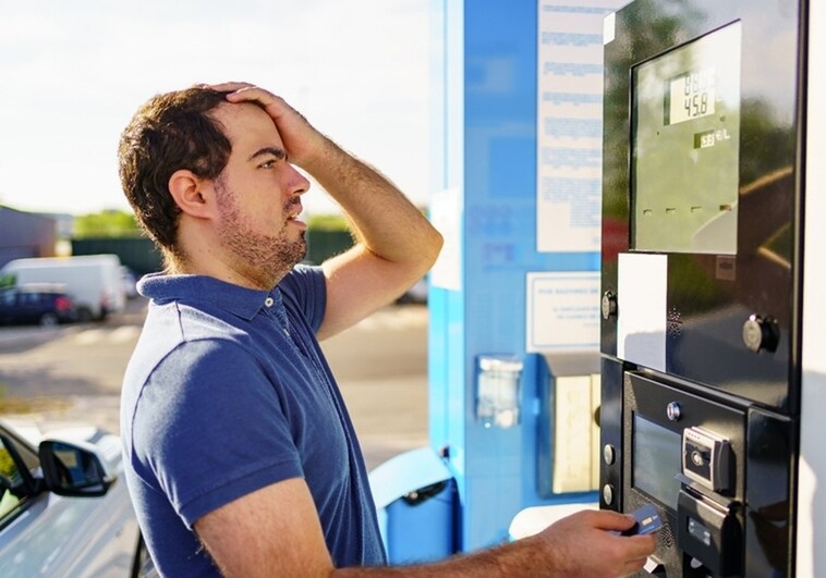 Why are we paying between 12 and 15 euros more for average tank of petrol and diesel in Spain this August?