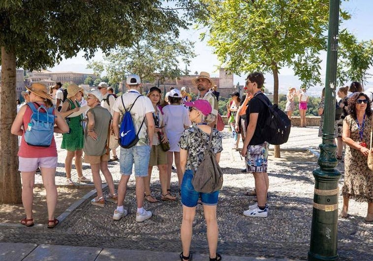 Residents of Granada’s Albaicín district call on tour guides to be more respectful and ‘stick to the facts’