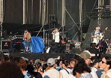 Imagen secundaria 1 - In photos and video: Cala Mijas music festival kicks off the weekend in style