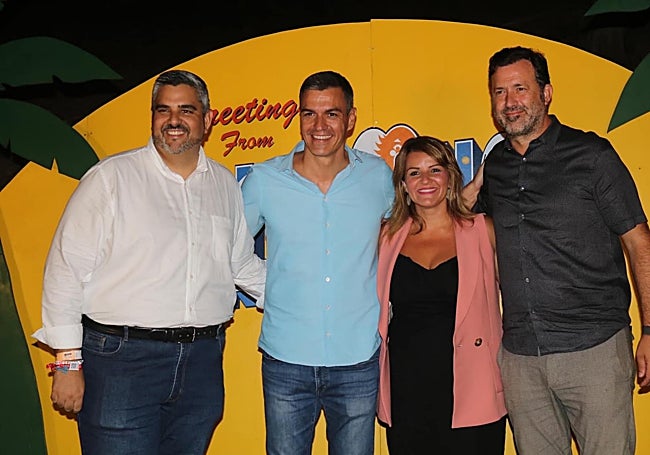 Mijas Mayor Josele González (l) welcomes Pedro Sánchez.