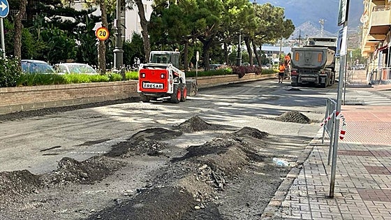 Estepona resumes its municipal asphalt plan with the resurfacing of 50 roads