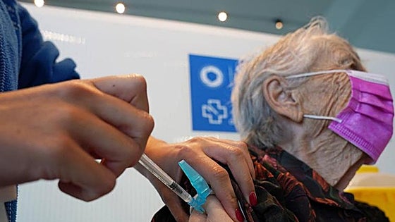Roll out of new Covid-19 and flu jab campaign in Spain brought forward to end of September