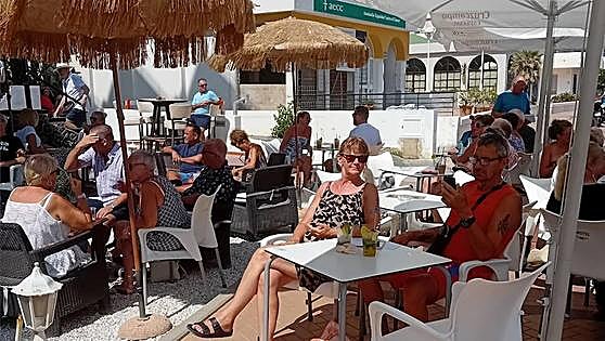 Fuengirola bar owner raises 4,000 for Cudeca and Age Concern