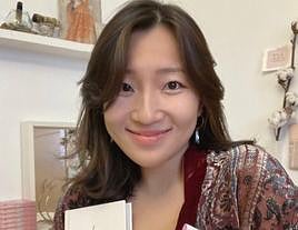 Momo Kujiraoka, with her two books, inspired by women in Seville.