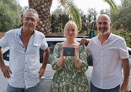 Taxi driver Rafael Calderón and Local Police officer Paco Martín with the owner of the wallet.