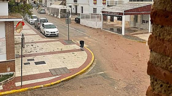 Watch as heavy downpour and hailstorm causes flooding in north of Malaga province