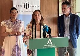 Regional government representative Patricia Navarro during her visit to Hotel Isabel in Torremolinos.