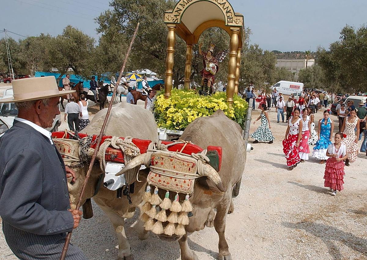Imagen secundaria 1 - Images from a previous San Miguel romería in Torremolinos.