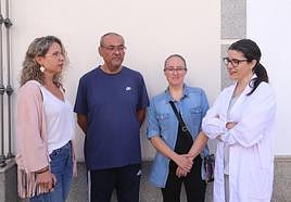 Al Adib (r) with other parents.