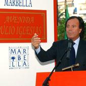Iglesias, at the opening of the avenue in his name in Puerto Banús, Marbella, in 2002.