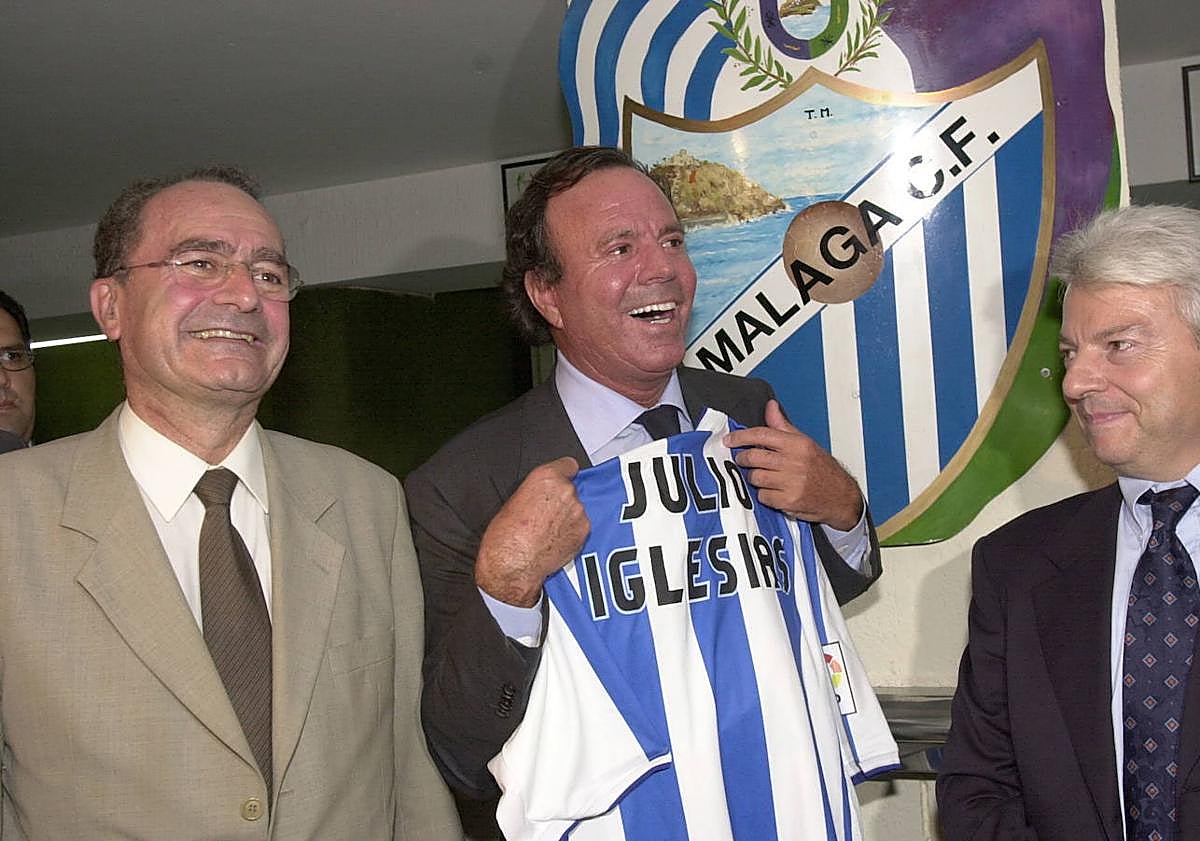 Imagen principal - Tradition: Iglesias with a Malaga football shirt, a Verdiales band and at a bullfight, all in Malaga in 2004.