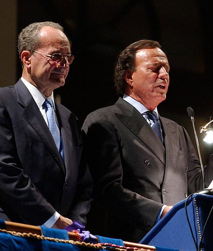 Imagen secundaria 2 - Top, performing at Starlite in 2012. Below, opening the Ojén fair in 2002 and the Malaga fair in 2004.
