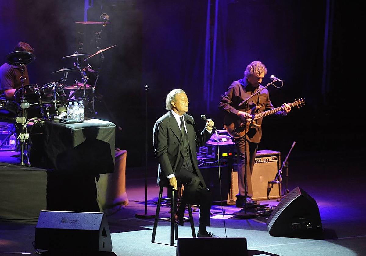 Imagen principal - Top, performing at Starlite in 2012. Below, opening the Ojén fair in 2002 and the Malaga fair in 2004.