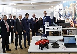 José Ángel Narváez, Scott Petty, Mário Vaz, Juanma Moreno and Paco de la Torre visit the Vodafone Innovation Campus and the UMA.