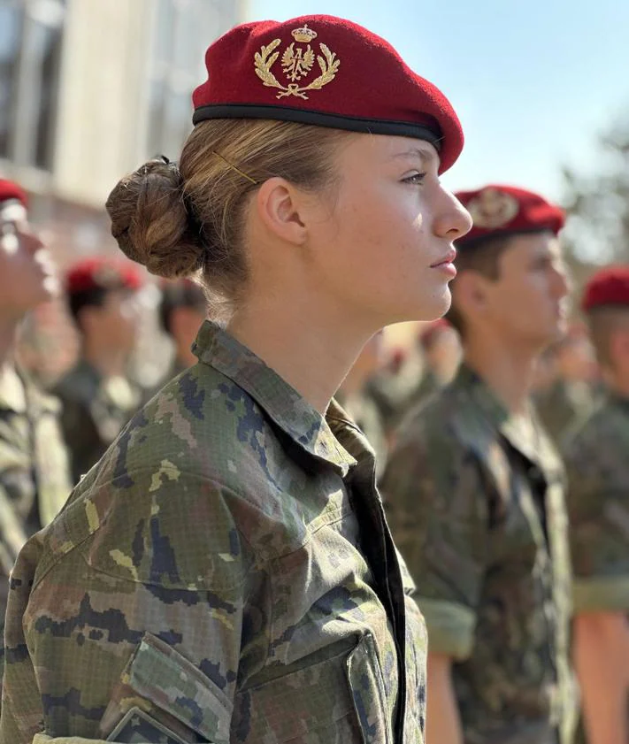 Imagen secundaria 2 - These are the photos of Spanish princess in military training that have gone viral