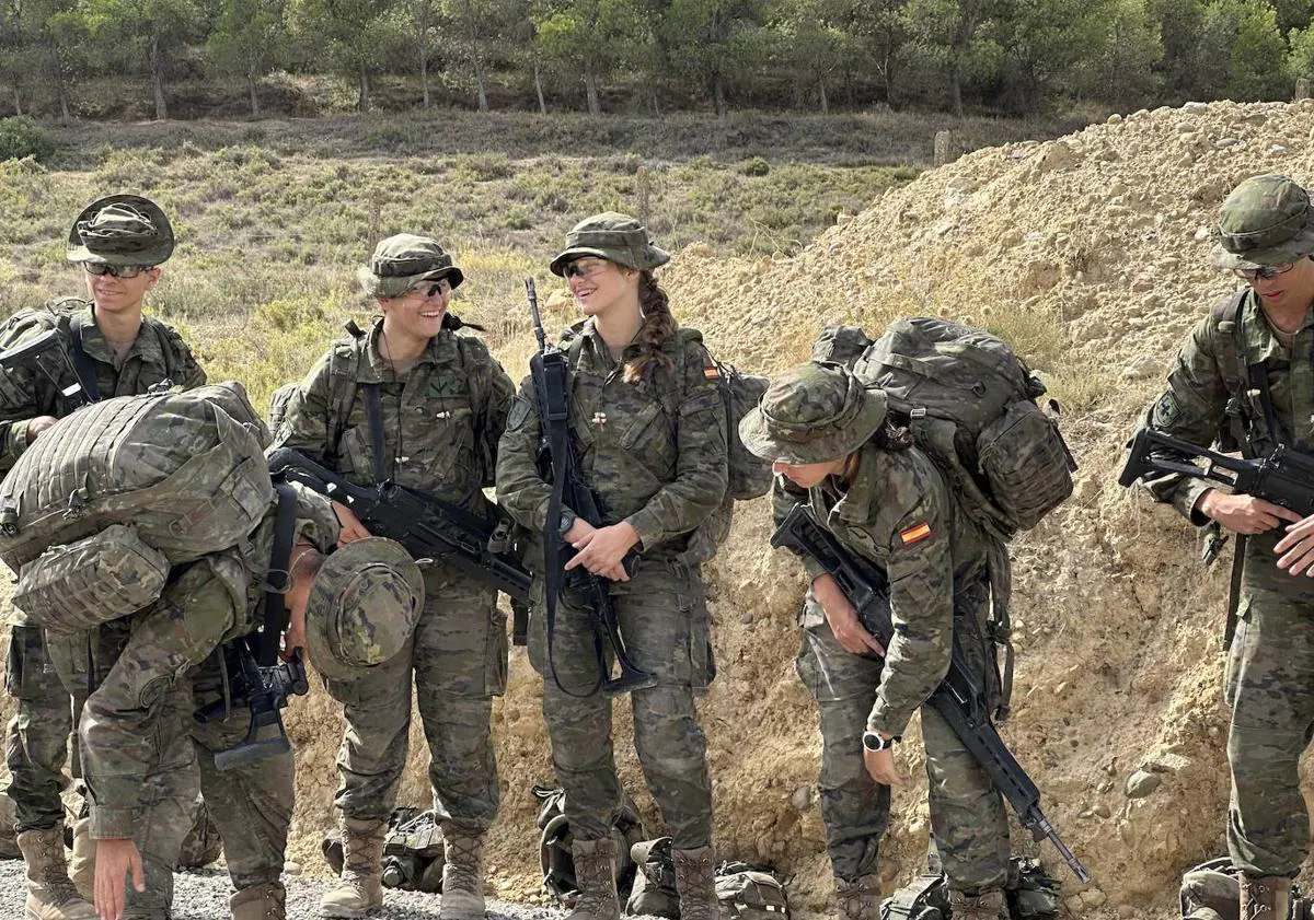 Imagen principal - These are the photos of Spanish princess in military training that have gone viral