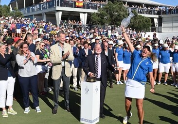 King Felipe VI of Spain (beige jacket) looks on as Team Europe captain Suzann Pettersen celebrates with the Solheim Cup.