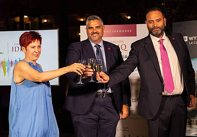 The mayor of Mijas (c) with Idiliq representatives.