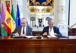 De la Torre and Utrilla sign the agreement.
