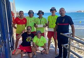 Benalmádena's fire chief presents the lifeguards who took part in the rescue with a letter of recognition from the town's mayor.