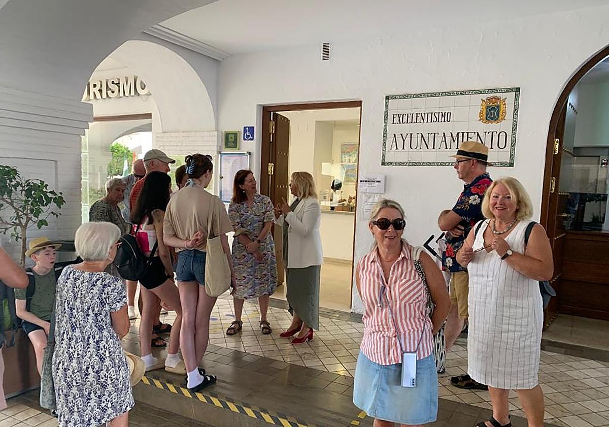 Imagen principal - Nerja's World Tourism Day events a big hit with locals and tourists alike