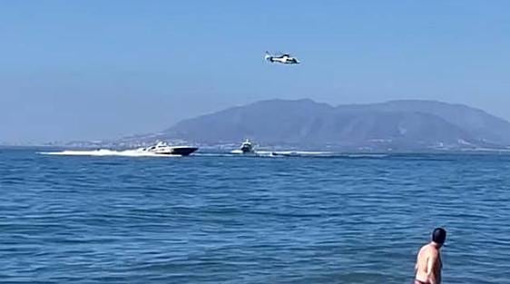 Watch as spectacular boat and helicopter chase unfolds off a Costa del Sol beach