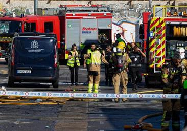 Members of the National Police and Murcia fire brigade have cordoned off the entire area around the three nightclubs destroyed by the blaze.