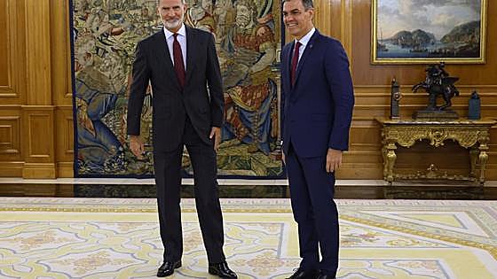 King entrusts PSOE's Sánchez to try to form a government after Feijóo fails
