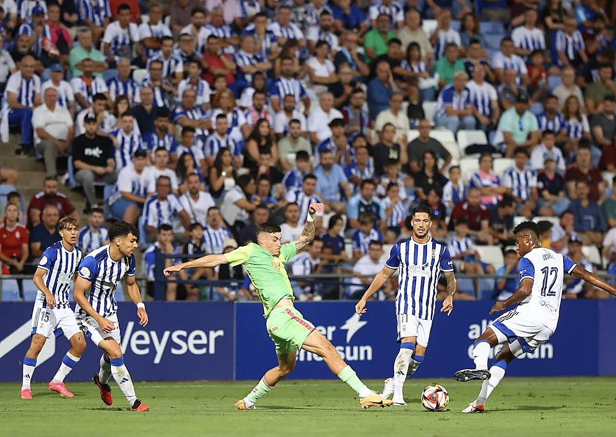 Imagen secundaria 1 - Substitute Dioni salvages a point for Malaga CF in Huelva