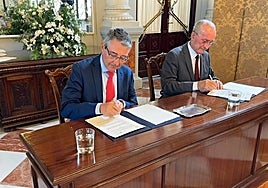 Mayor of Rincón de la Victoria, Francisco Salado (left) and Malaga mayor Francisco de la Torre (right) signed the agreement on Monday 9 October