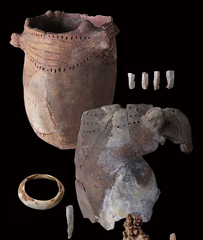 Imagen secundaria 2 - Images of the paintings and objects found in the cave.