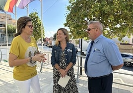 Councillor for urban mobility (l) announced success of free bus service in Mijas this week.
