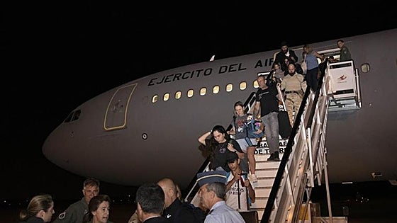 First Spanish military plane arrives in Madrid with people evacuated from Israel