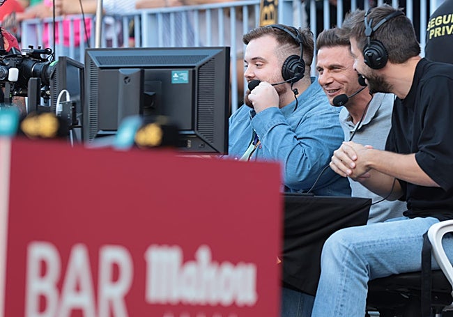 Organisers Ibai Llanos (left) and Gerard Piqué, either side of Joaquín.
