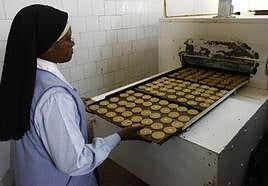 Mantecados go into the oven at the Convento del Belén.